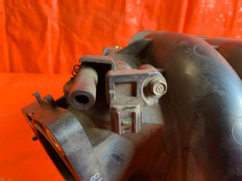 2009 09 ACURA TSX   K24Z3 UPPER INTAKE MANIFOLD   BLACK PLASTIC TOP PORTION3