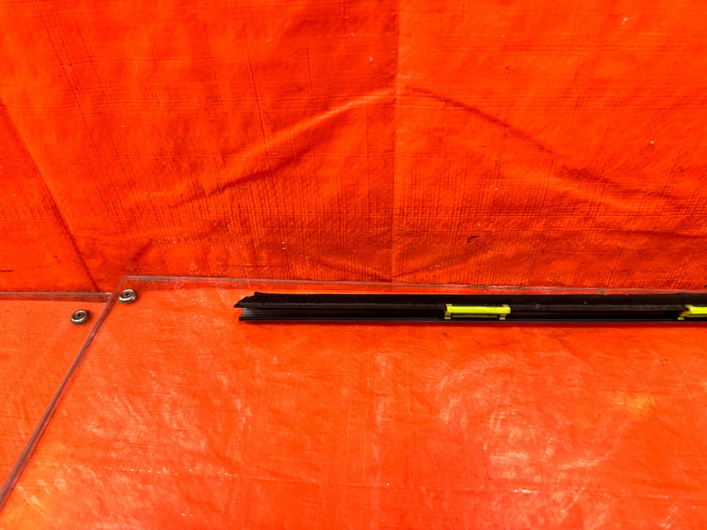 96 00 HONDA CIVIC COUPE HATCH EXTERIOR DOOR WINDOW GLASS TRIM LEFT SIDE 2879