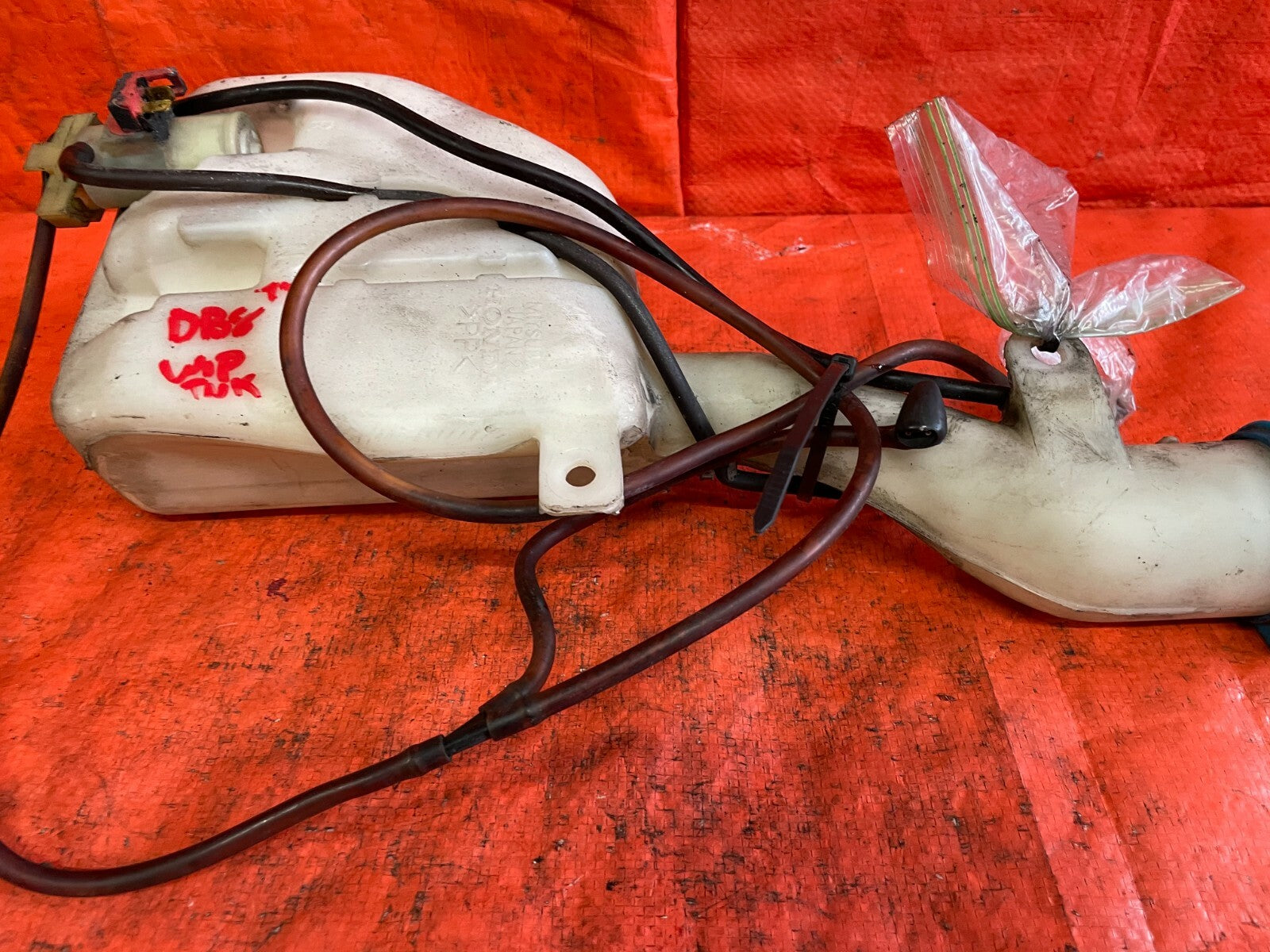 96 01 ACURA INTEGRA SEDAN   WINDSHIELD WIPER RESERVOIR TANK W/ LINES & MOTOR OEM2