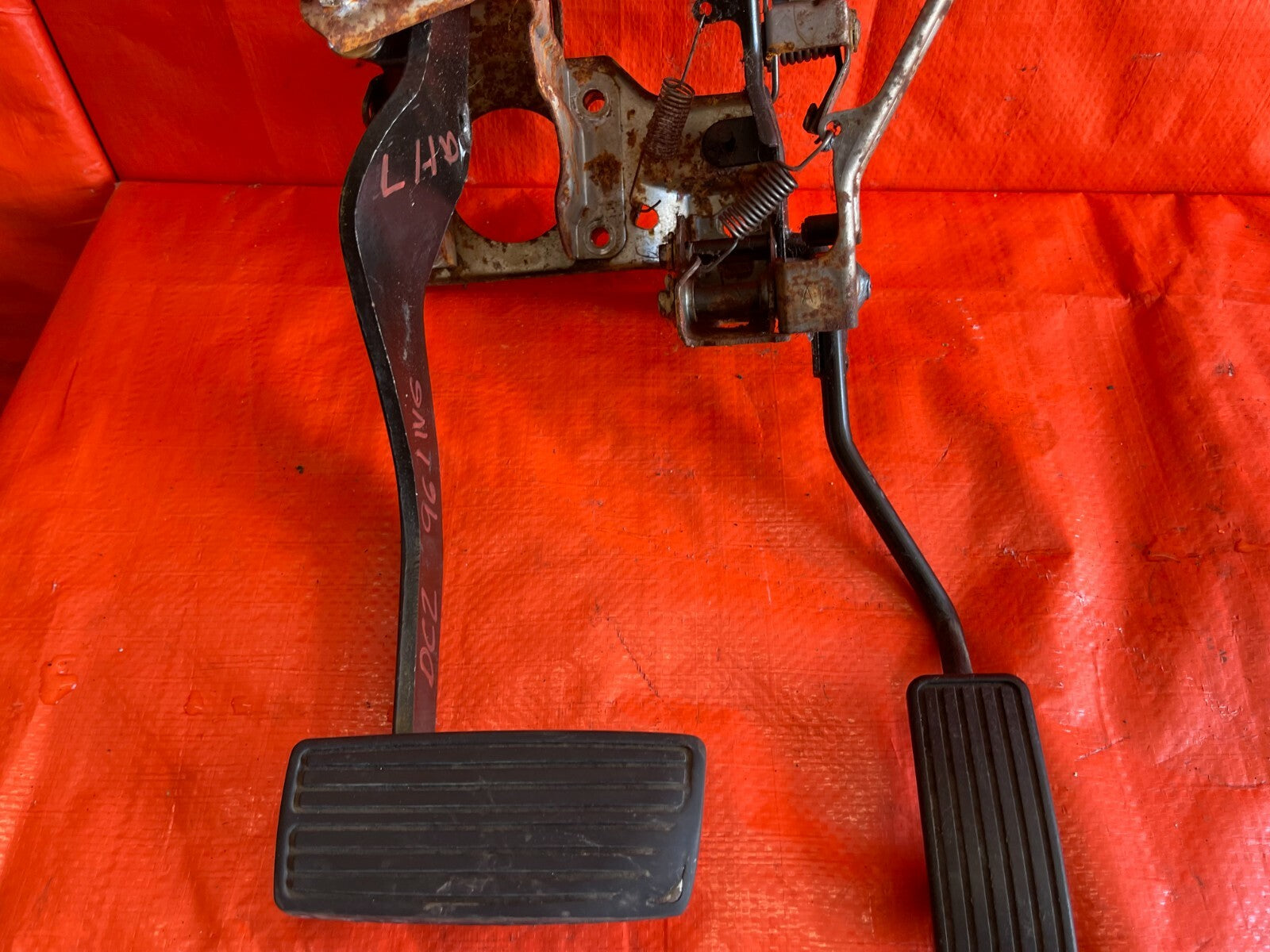 94 01 ACURA INTEGRA   AUTOMATIC TRANSMISSION MODEL   GAS AND BRAKE PEDAL SET OEM3