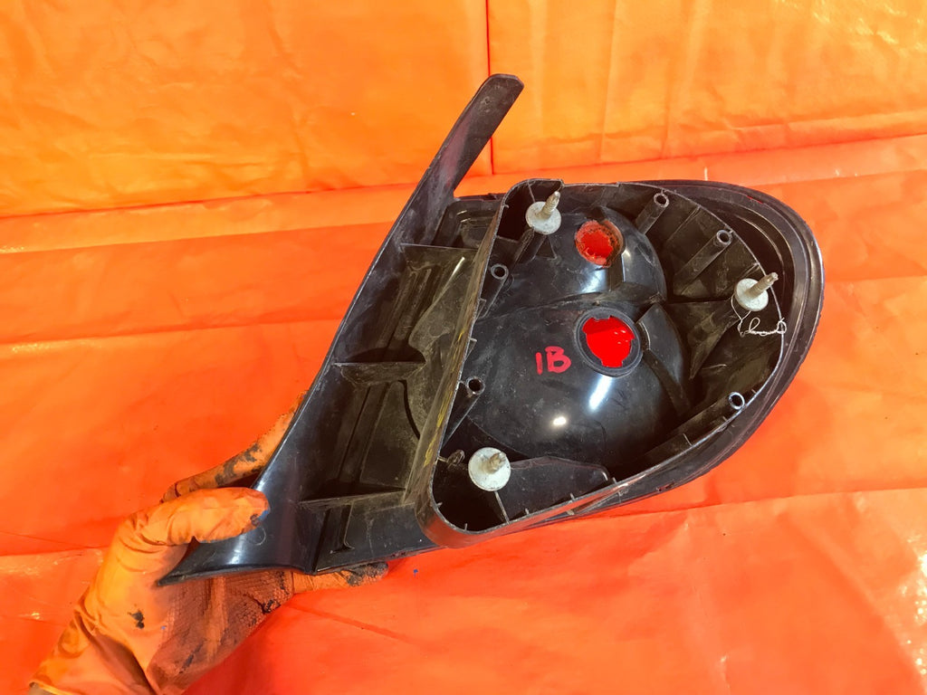 OEM 2004 04 DODGE NEON DRIVER LEFT TAIL LIGHT LAMP L LH   SMALL CHIP6