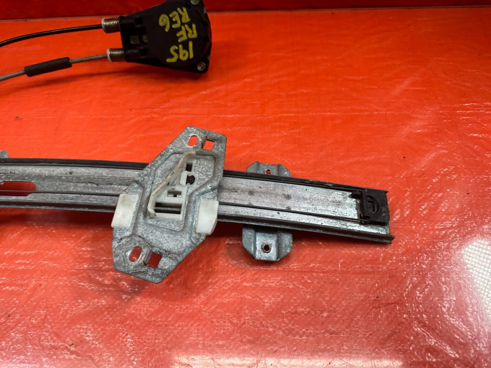 96 00 HONDA CIVIC SEDAN DX WINDOW REGULATOR MANUAL RIGHT FRONT NON POWER OEM 1955