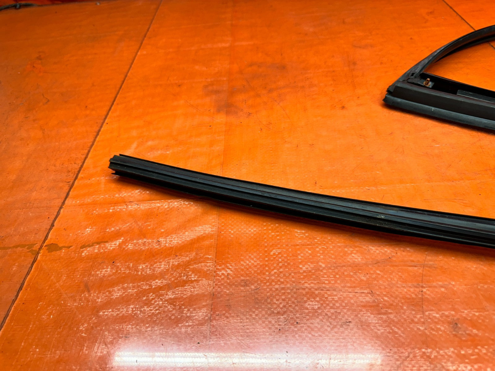 94 01 ACURA INTEGRA 2D LEFT DRIVER DOOR WINDOW RUN CHANNEL SEAL OEM #33118