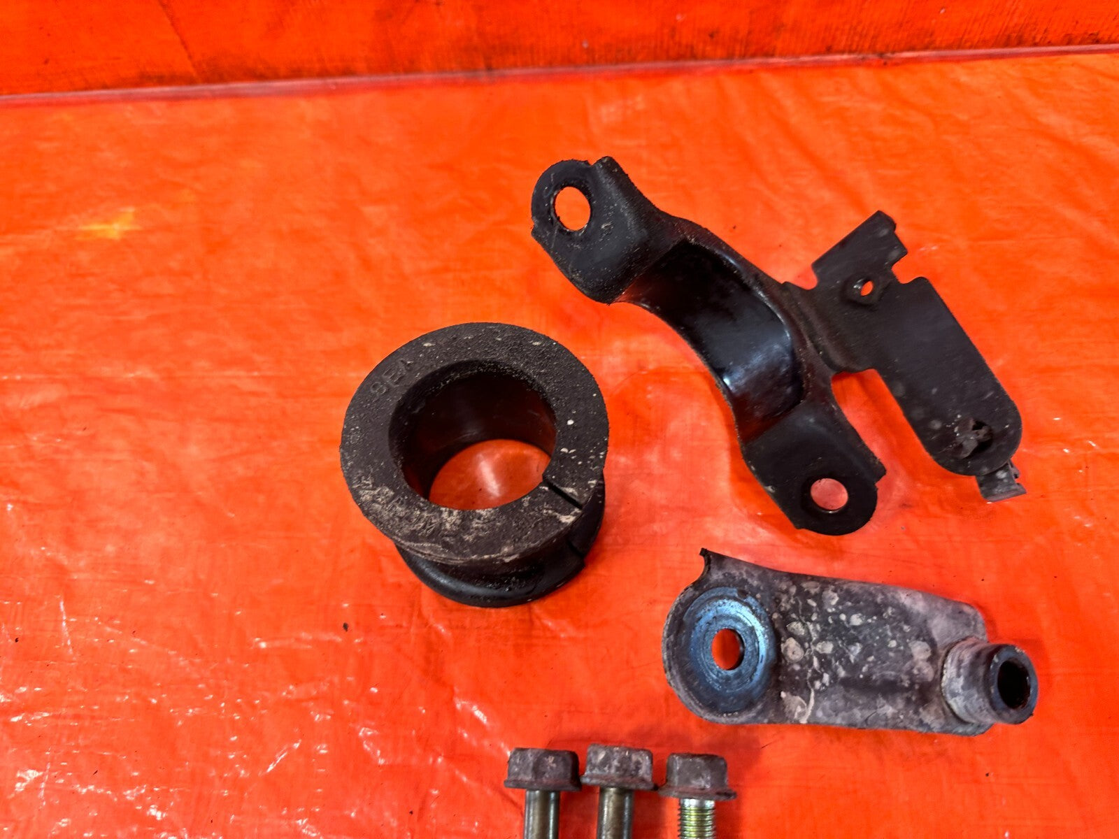 04 08 ACURA TSX   POWER STEERING RACK BRACKETS W/ BOLTS HARDWARE   OEM #2758