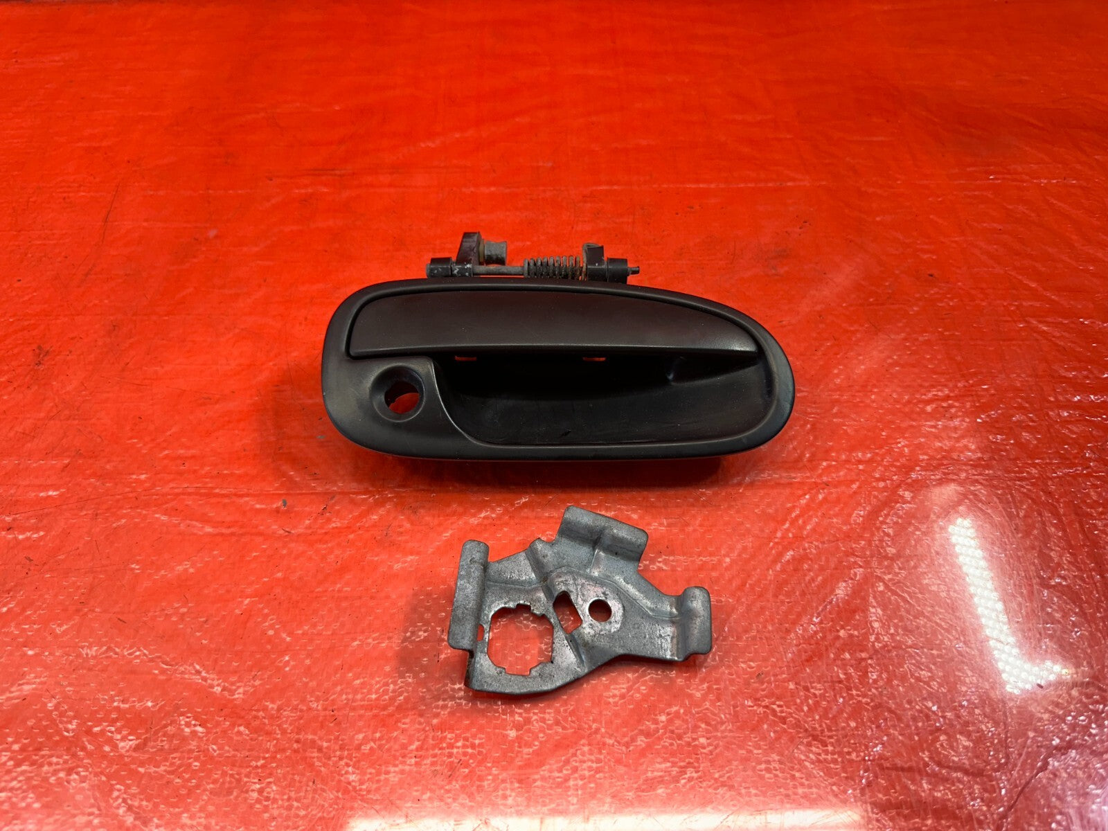 96 00 HONDA CIVIC   PASSENGER RIGHT EXTERIOR DOOR HANDLE   W/ BRACKET   OEM #2010