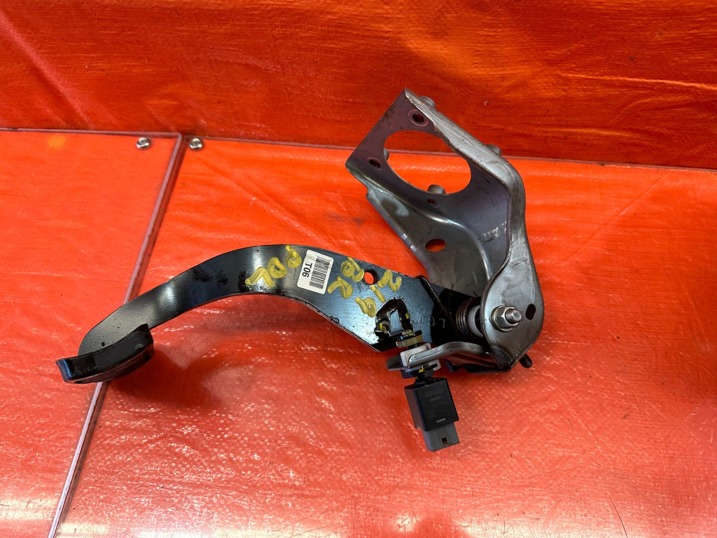 2016 16 HYUNDAI GENESIS COUPE 3.8L   AUTOMATIC   GAS AND BRAKE PEDAL   OEM #2196