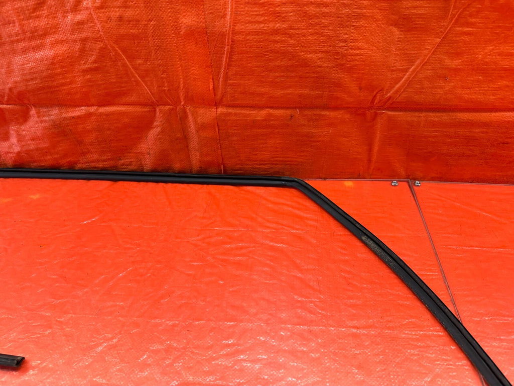 02 05 HONDA CIVIC SI EP3   PASSENGER RIGHT DOOR WINDOW GLASS RUN CHANNEL OEM 2303
