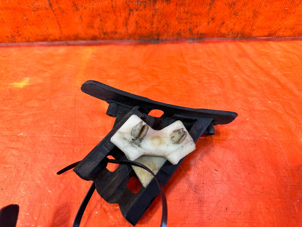 90 91 HONDA CIVIC HATCH  LEFT AND RIGHT REAR BUMPER BRACKETS RETAINERS CLIP 3252