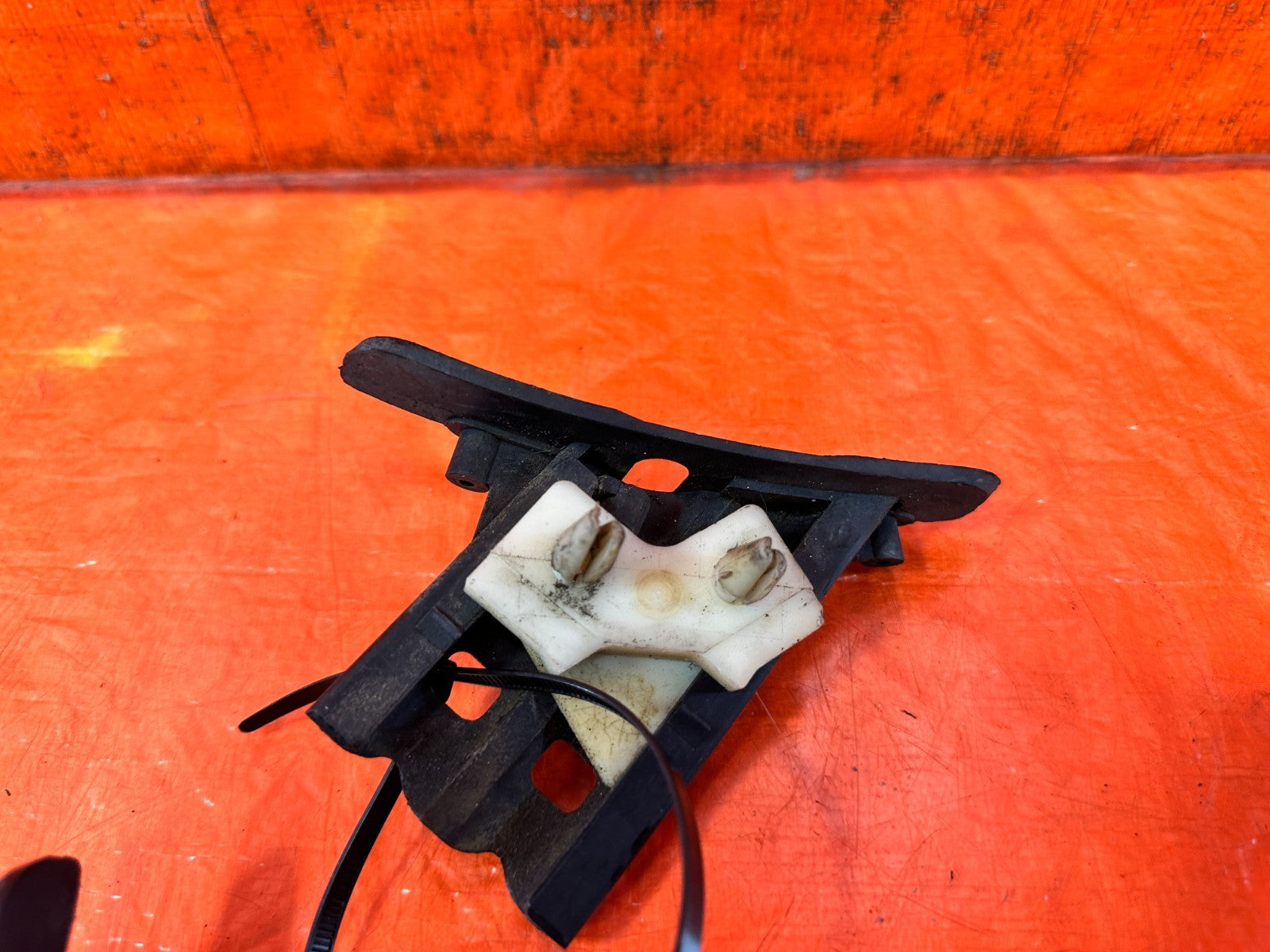 90 91 HONDA CIVIC HATCH  LEFT AND RIGHT REAR BUMPER BRACKETS RETAINERS CLIP 3252