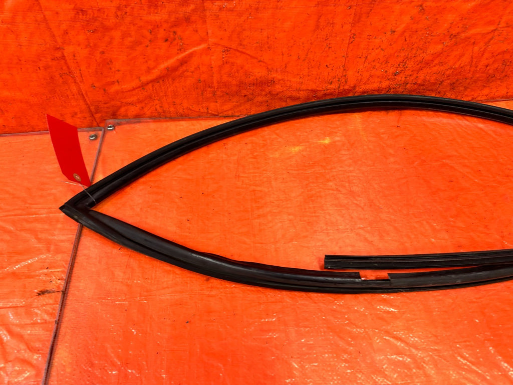 92 95 HONDA CIVIC COUPE HATCH PASSENGER RIGHT WEATHER STRIP RUN CHANNEL OEM #3275