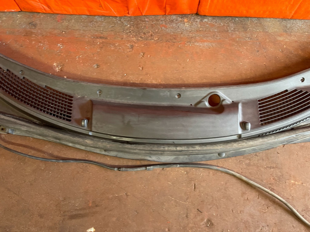 2003 03 TOYOTA CELICA GT & GT S   WINDSHIELD WIPER COWL   55708 20300   OEM OE3