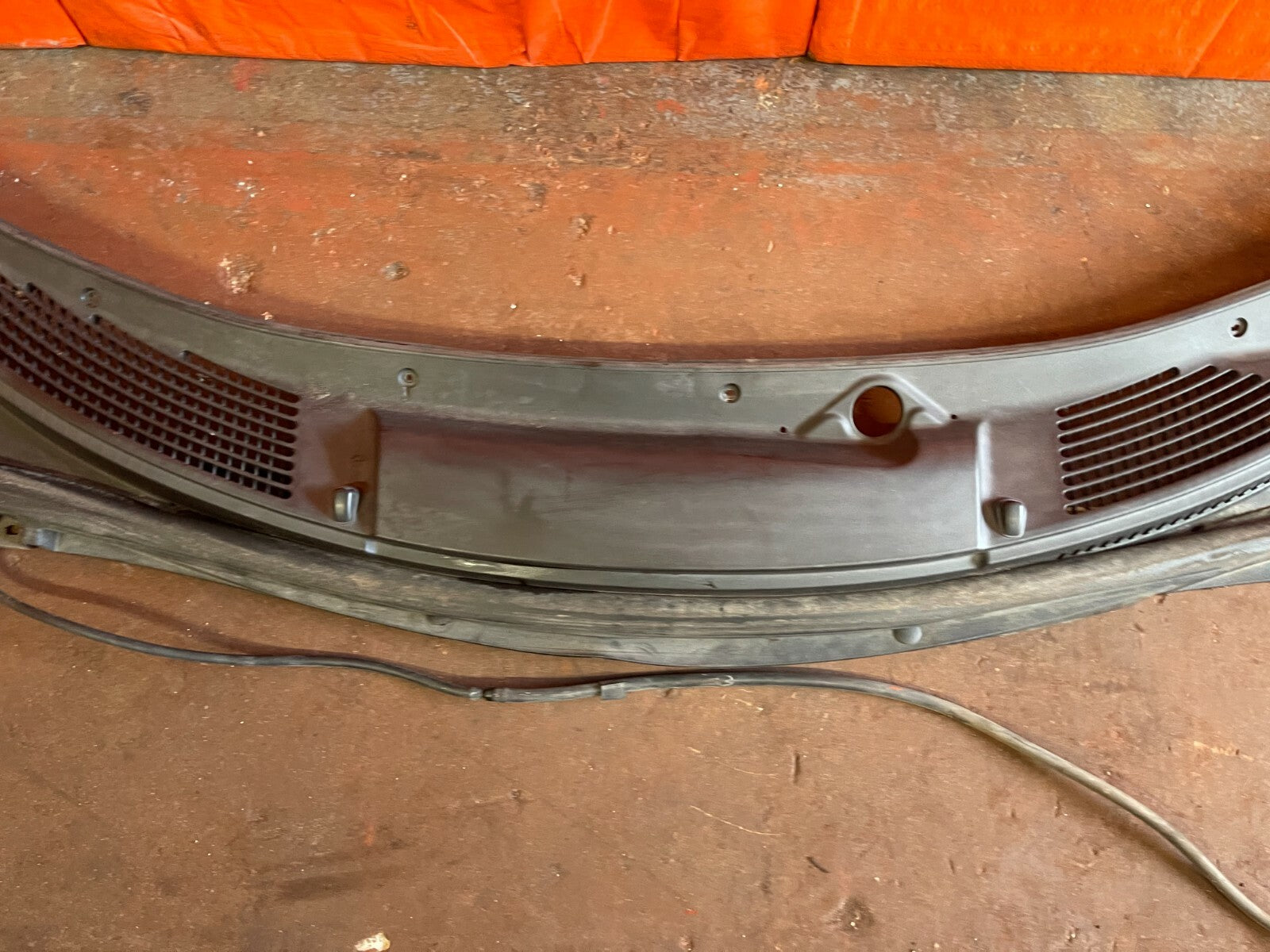 2003 03 TOYOTA CELICA GT & GT S   WINDSHIELD WIPER COWL   55708 20300   OEM OE3