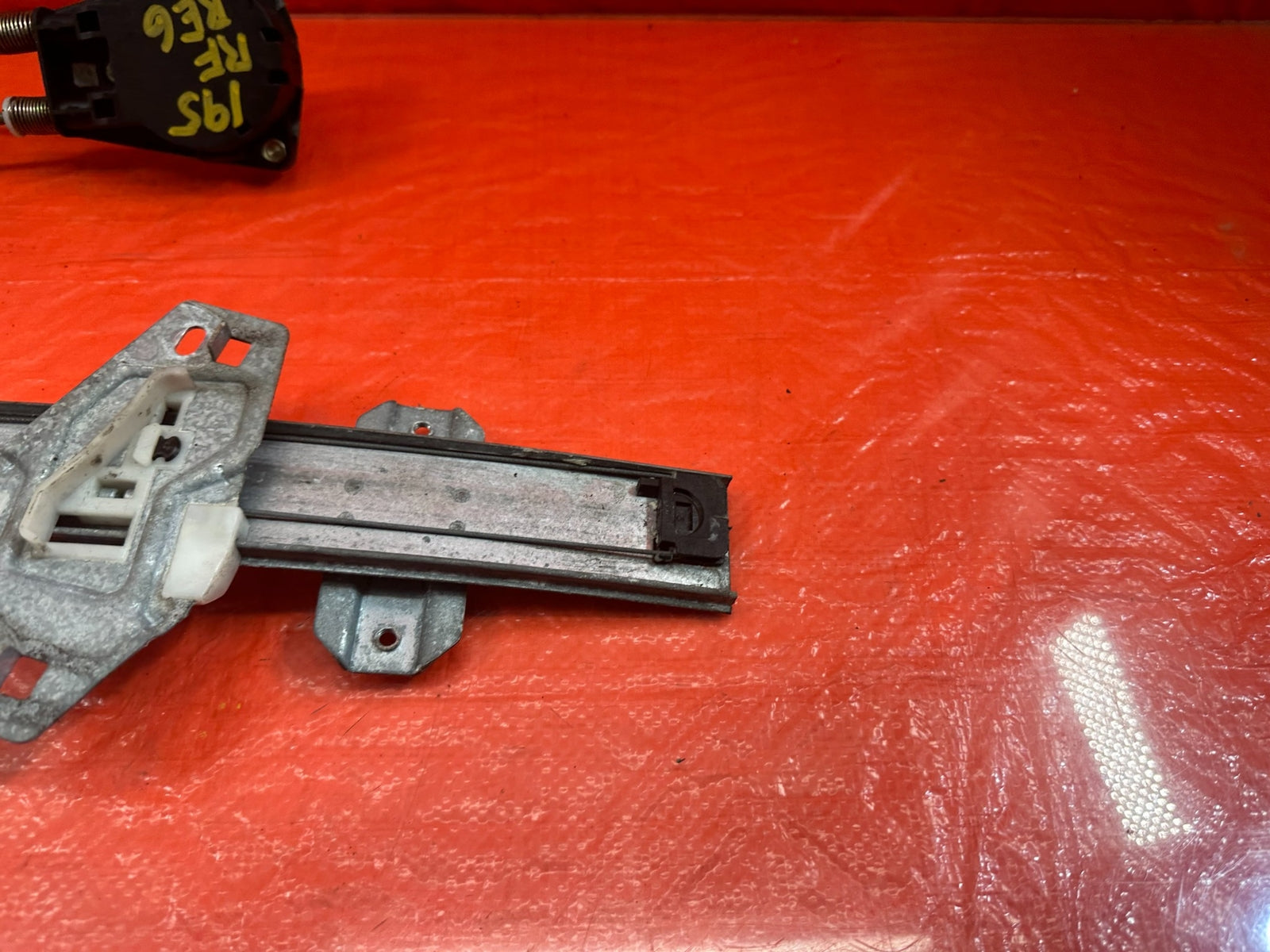 96 00 HONDA CIVIC SEDAN DX WINDOW REGULATOR MANUAL RIGHT FRONT NON POWER OEM 1954