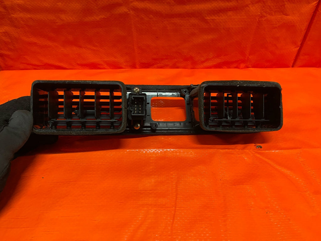 97 01 HONDA CR V CRV   INTERIOR CENTER HVAC AC VENT W/ HAZARD SWITCH   OEM OE8