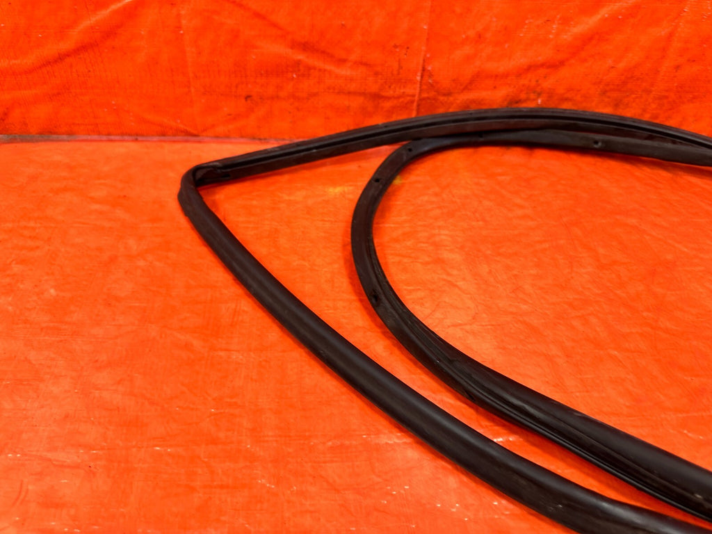 96 00 HONDA CIVIC SEDAN   DRIVER LEFT REAR   WEATHER STRIP SEAL GASKET OEM #29713
