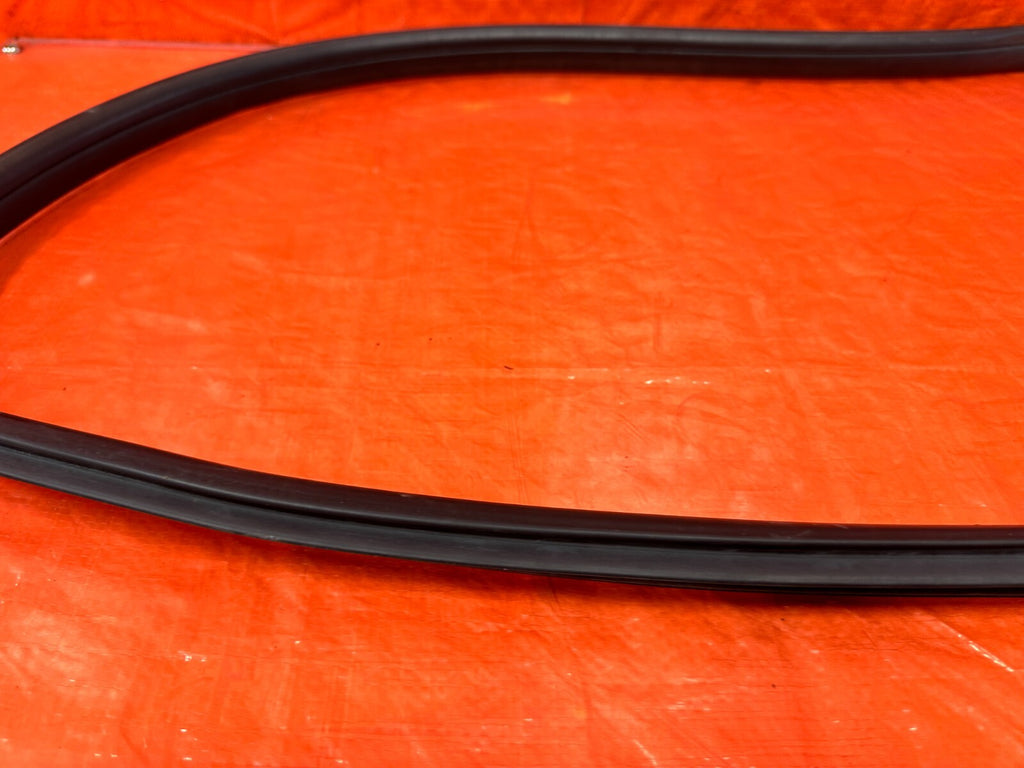 04 08 ACURA TSX   RIGHT REAR   DOOR TO CHASSIS WEATHER STRIP OPEN TRIM OEM #2759