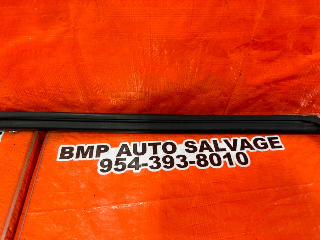 92 95 HONDA CIVIC COUPE HATCH PASSENGER RIGHT WEATHER STRIP RUN CHANNEL OEM #2574