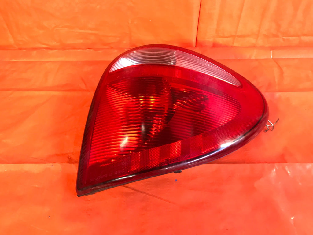 OEM 2002 02 DODGE CARAVAN PASSENGER RIGHT TAIL LIGHT LAMP R RH0