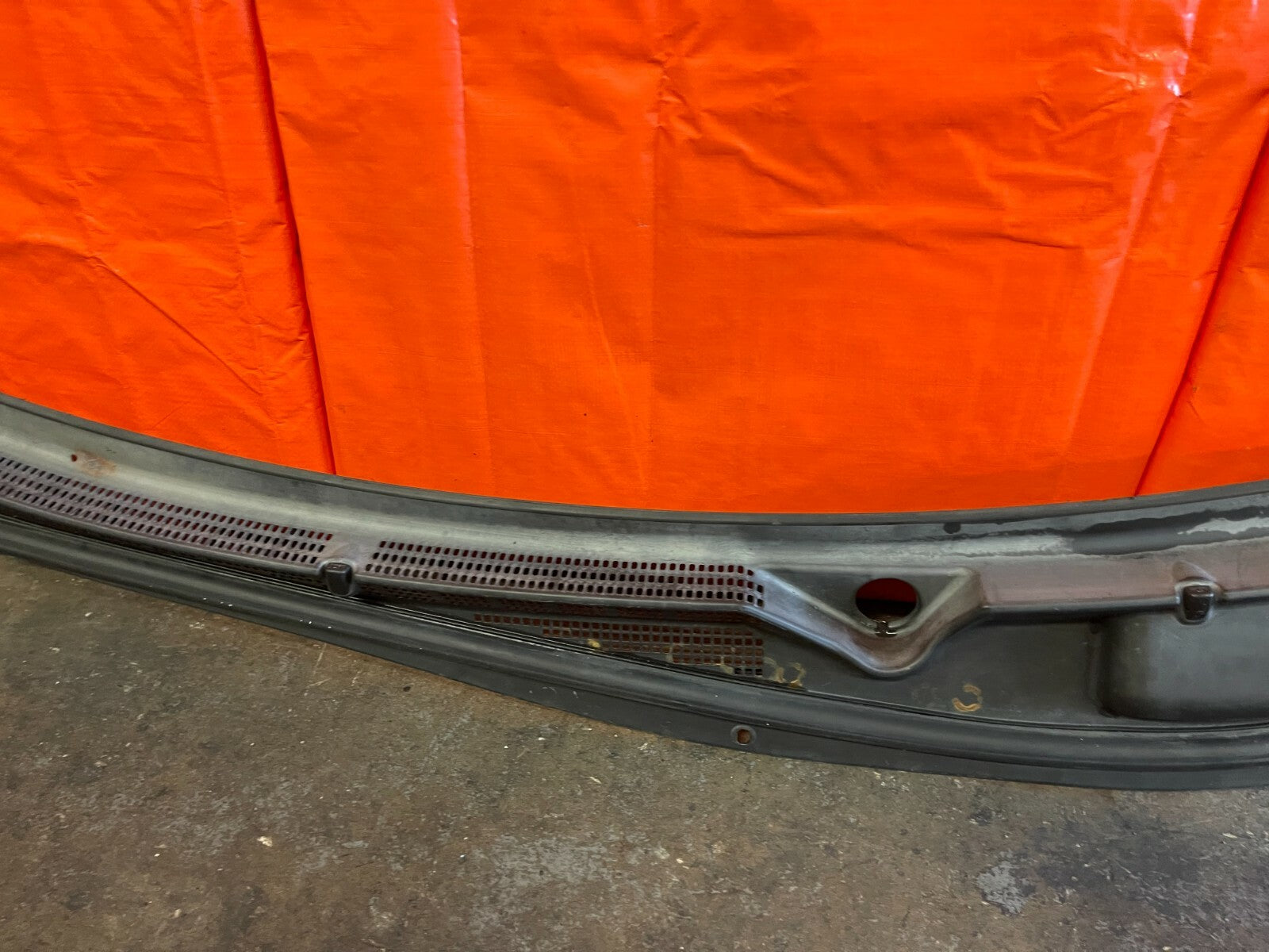 10 12 HYUNDAI GENESIS 2D COUPE   WINDSHIELD WIPER COWL   86150 2M000   OEM OE4