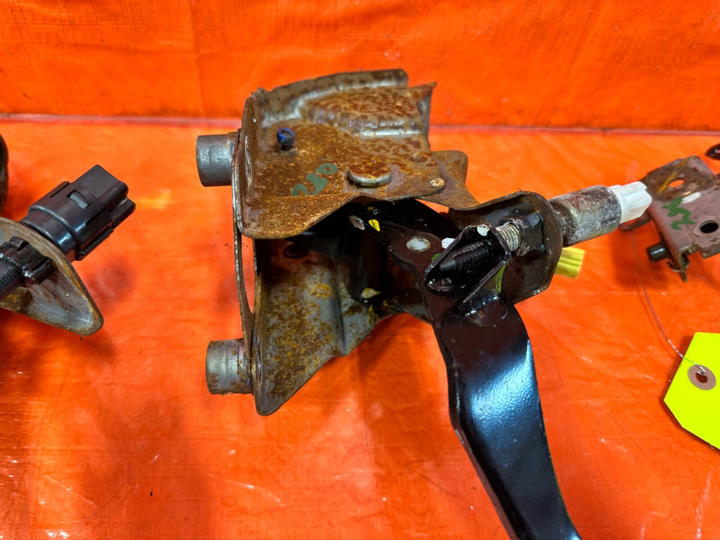 02 06 ACURA RSX   5 & 6 SPEED MANUAL PEDALS GAS BRAKE CLUTCH   OEM #28011