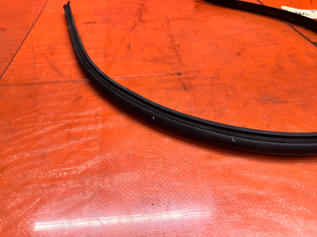 97 01 HONDA PRELUDE 2.2L DOOR SILL LOWER WEATHER STRIP RUBBER SEAL OEM #33615