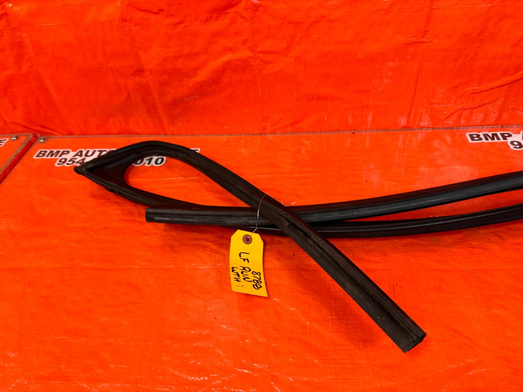 14 21 INFINITI Q50   DRIVER LEFT FRONT WINDOW GLASS RUN CHANNEL   OEM #87883