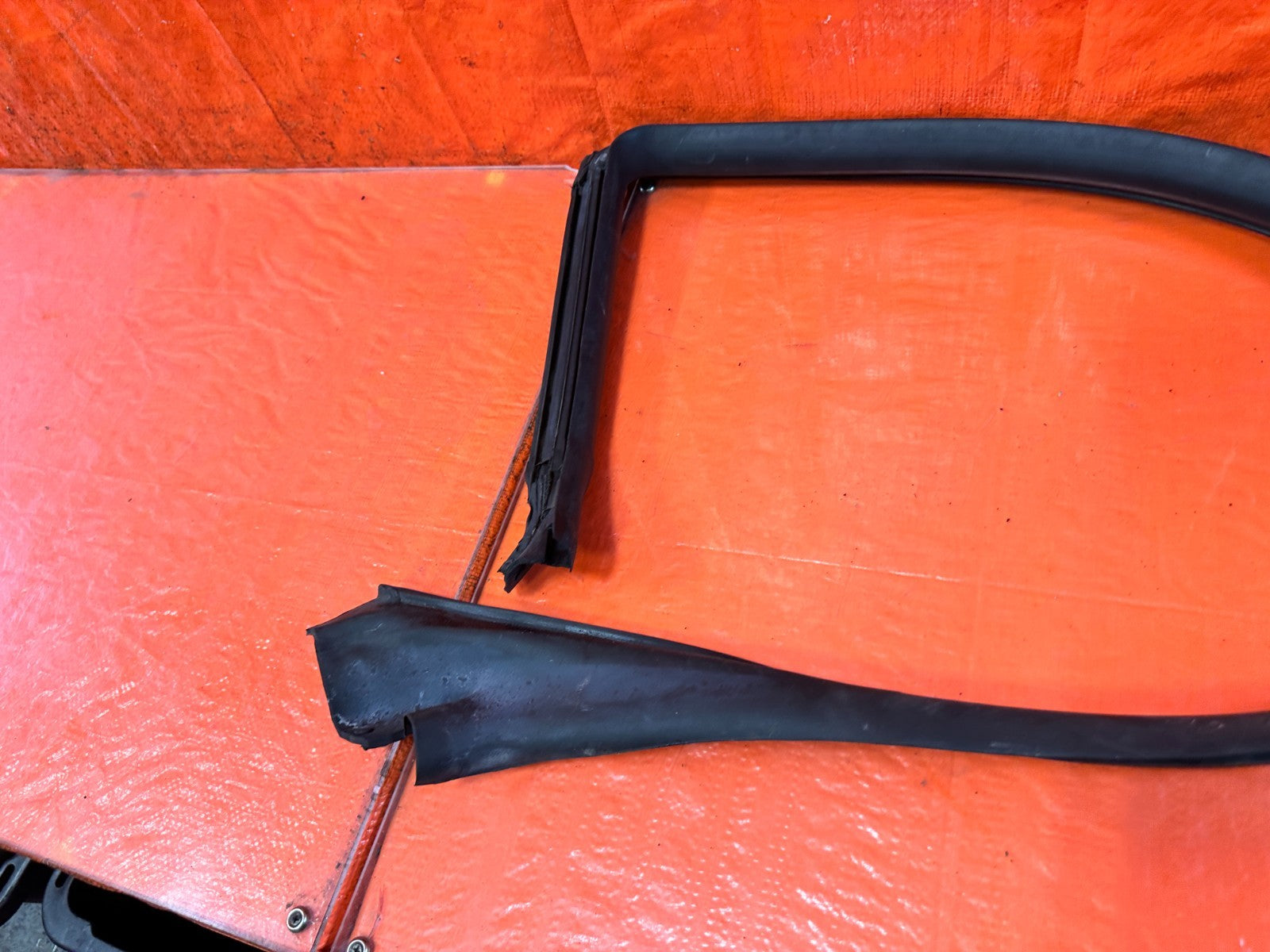 10 16 HYUNDAI GENESIS COUPE   DRIVER LEFT DOOR UPPER WEATHER STRIP SEAL OEM #32611