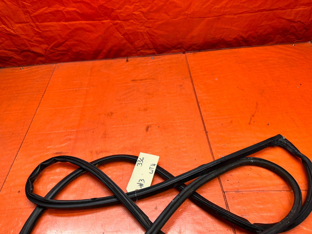 97 01 HONDA PRELUDE 2.2L DRIVER LEFT DOOR MOUNTED RUBBER WEATHER STRIP #3366