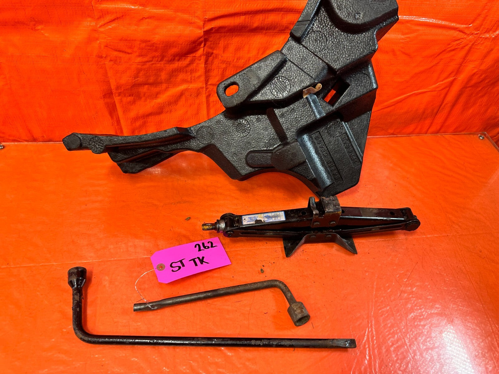 04 08 NISSAN 350Z CONVERTIBLE   SPARE TIRE FOAM W/ JACK AND LUG TOOL OEM #26214