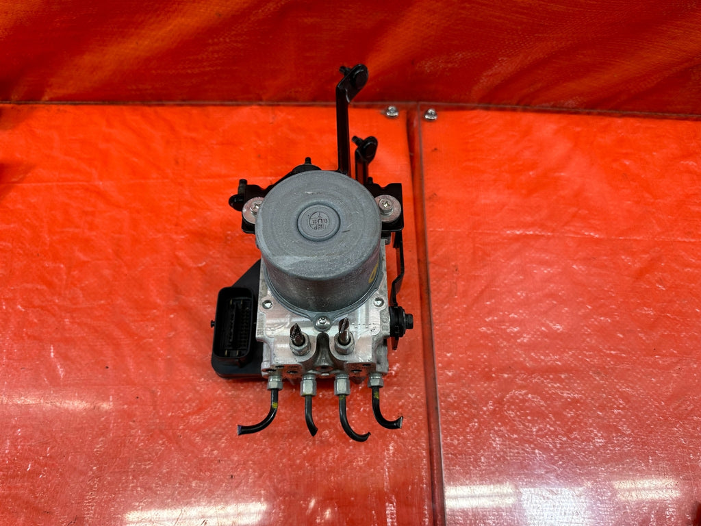 18 20 INFINITI Q60   REAR WHEEL DRIVE   W/ PRE CRASH   ABS PUMP MODULE OEM #2008