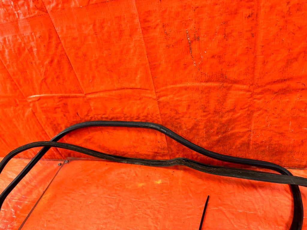 90 91 HONDA CIVIC HATCHBACK   LEFT & RIGHT  QUARTER GLASS WEATHER STRIP OEM 3174