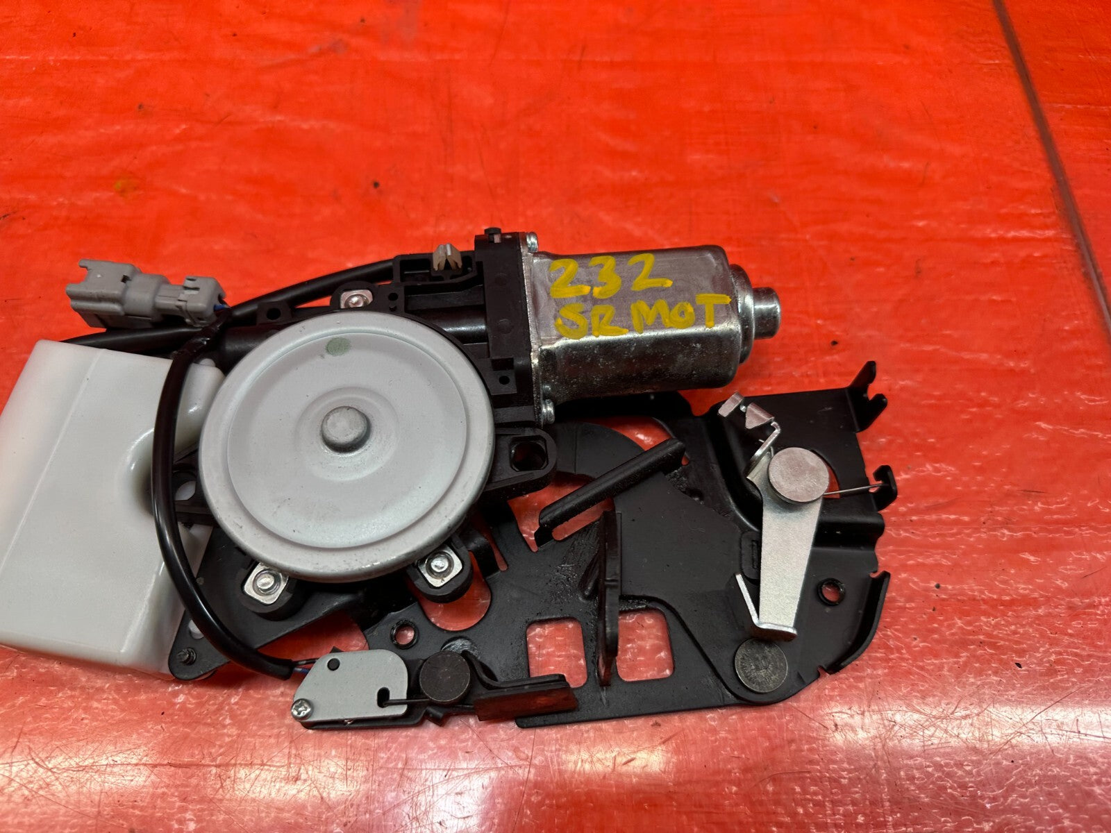 09 13 INFINITI G37 CONVERTIBLE   CNVERTIBLE TOP TRUNK LATCH MOTOR   OEM #2322