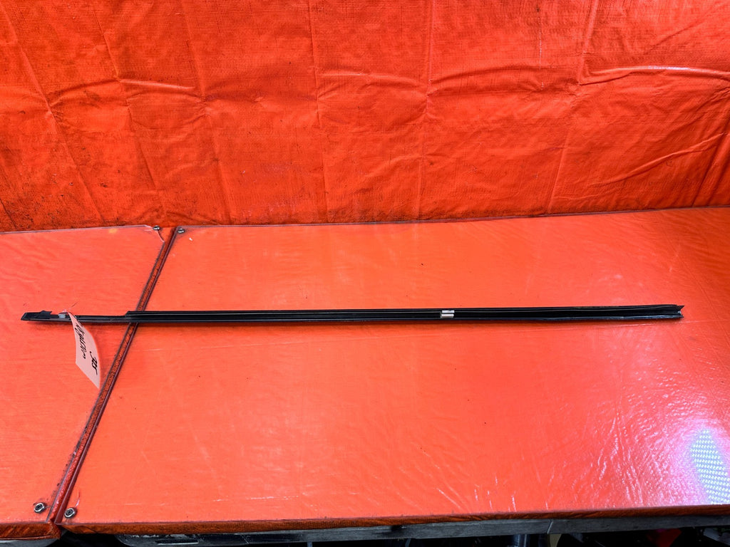 90 91 HONDA CIVIC HATCHBACK   RIGHT EXTERIOR WINDOW GLASS TRIM   OEM 3255