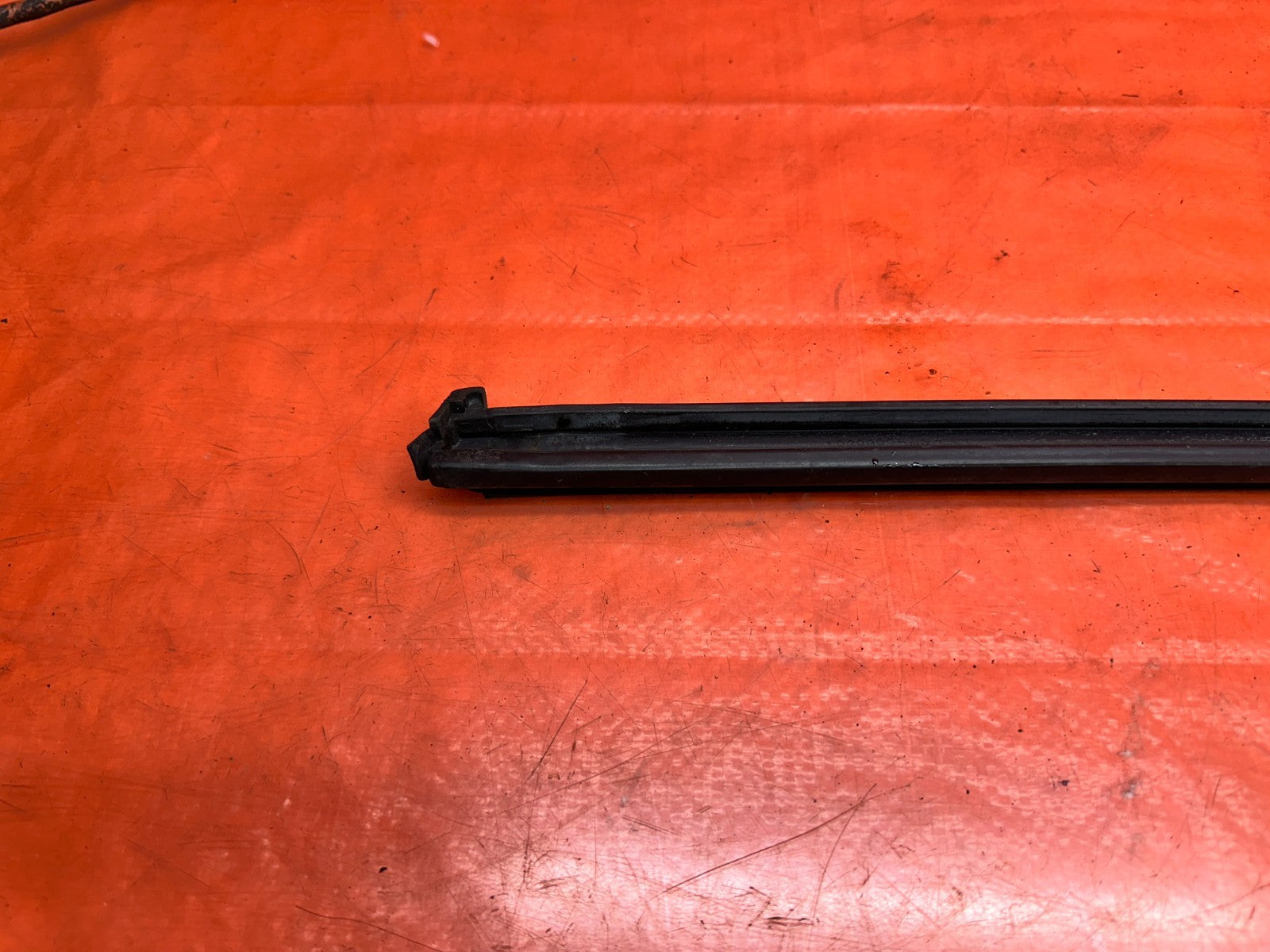 94 01 ACURA INTEGRA COUPE RIGHT PASSENGER DOOR UPPER GLASS WEATHERSTRIP #33110