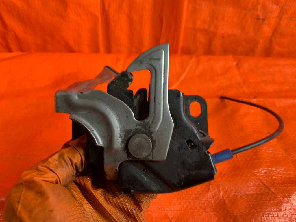 2004 04 HONDA CR V CRV 4WD   FRONT EXTERIOR HOOD LATCH4