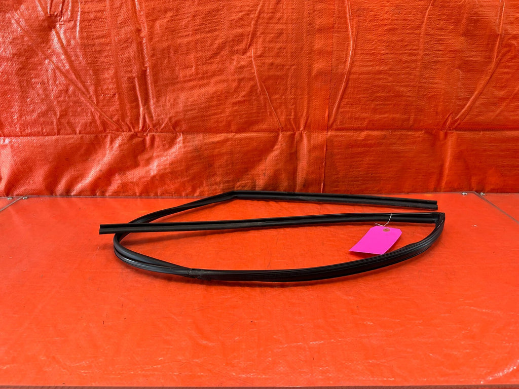 06 11 HONDA CIVIC COUPE PASSENGER RIGHT FRONT WINDOW GLASS RUN CHANNEL OEM #2379