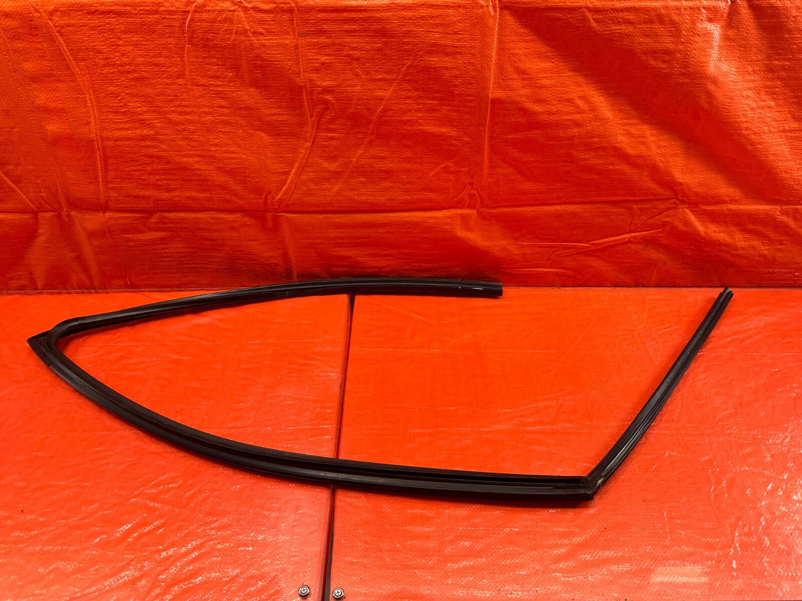 04 08 ACURA TSX   PASSENGER RIGHT FRONT WINDOW GLASS RUN CHANNEL   OEM #20913