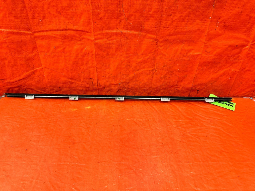 02 05 HONDA CIVIC SI EP3 HATCH   DRIVER LEFT EXTERIOR WINDOW GLASS TRIM OEM 3065
