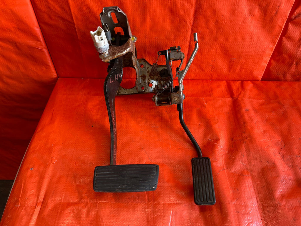94 01 ACURA INTEGRA   AUTOMATIC TRANSMISSION MODEL   GAS AND BRAKE PEDAL SET OEM0