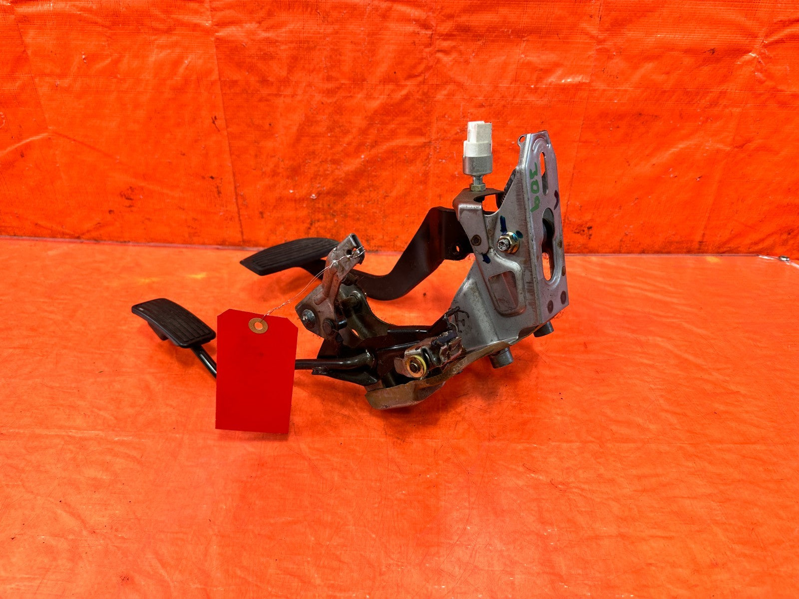 94 01 ACURA INTEGRA   AUTOMATIC TRANSMISSION MODEL   GAS AND BRAKE PEDAL OEM 3093