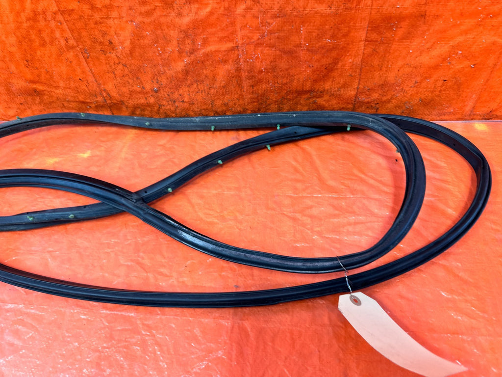 90 91 HONDA CIVIC HATCHBACK   RIGHT FRONT   DOOR WEATHER STRIP   OEM 3274