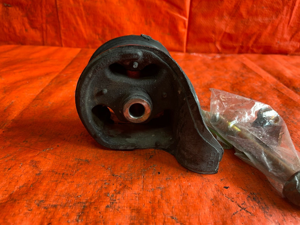 94 01 ACURA INTEGRA   AUTOMATIC PASSENGER RIGHT TRANSMISSION MOUNT W/ BOLTS OEM1