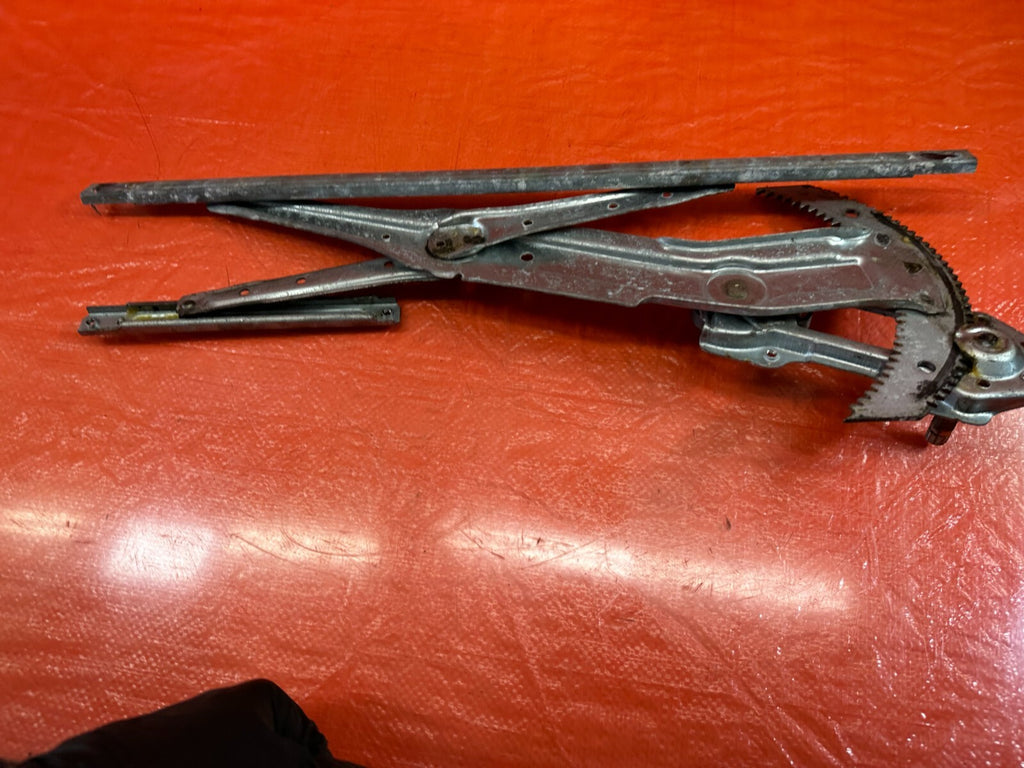 92 95 HONDA CIVIC DX COUPE HATCH RIGHT FRONT NON POWER WINDOW REGULATOR OEM 2365