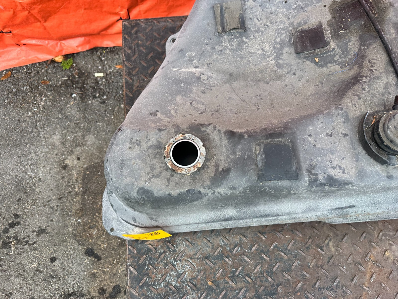 02 05 LEXUS SC430   GASOLINE GAS FUEL TANK ASSEMBLY   FL CAR   NO RUST   OEM 2886