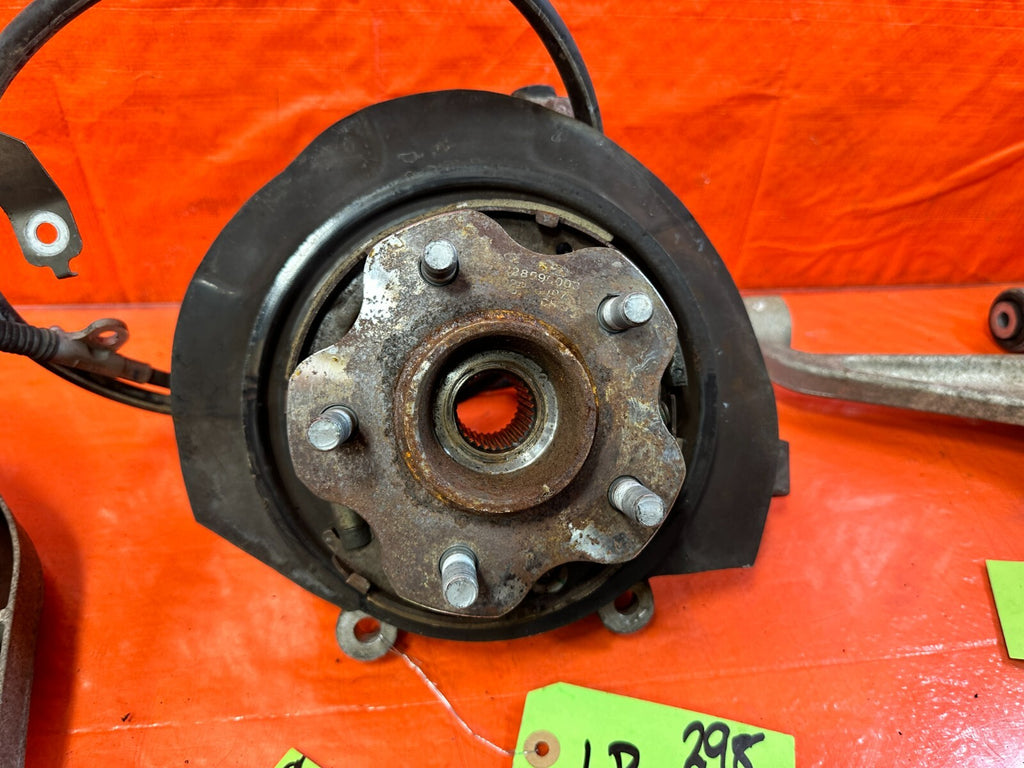 03 07 INFINITI G35 COUPE   LEFT REAR SPINDLE KNUCKLE HUB W/ ALL CONTROL ARMS 2989