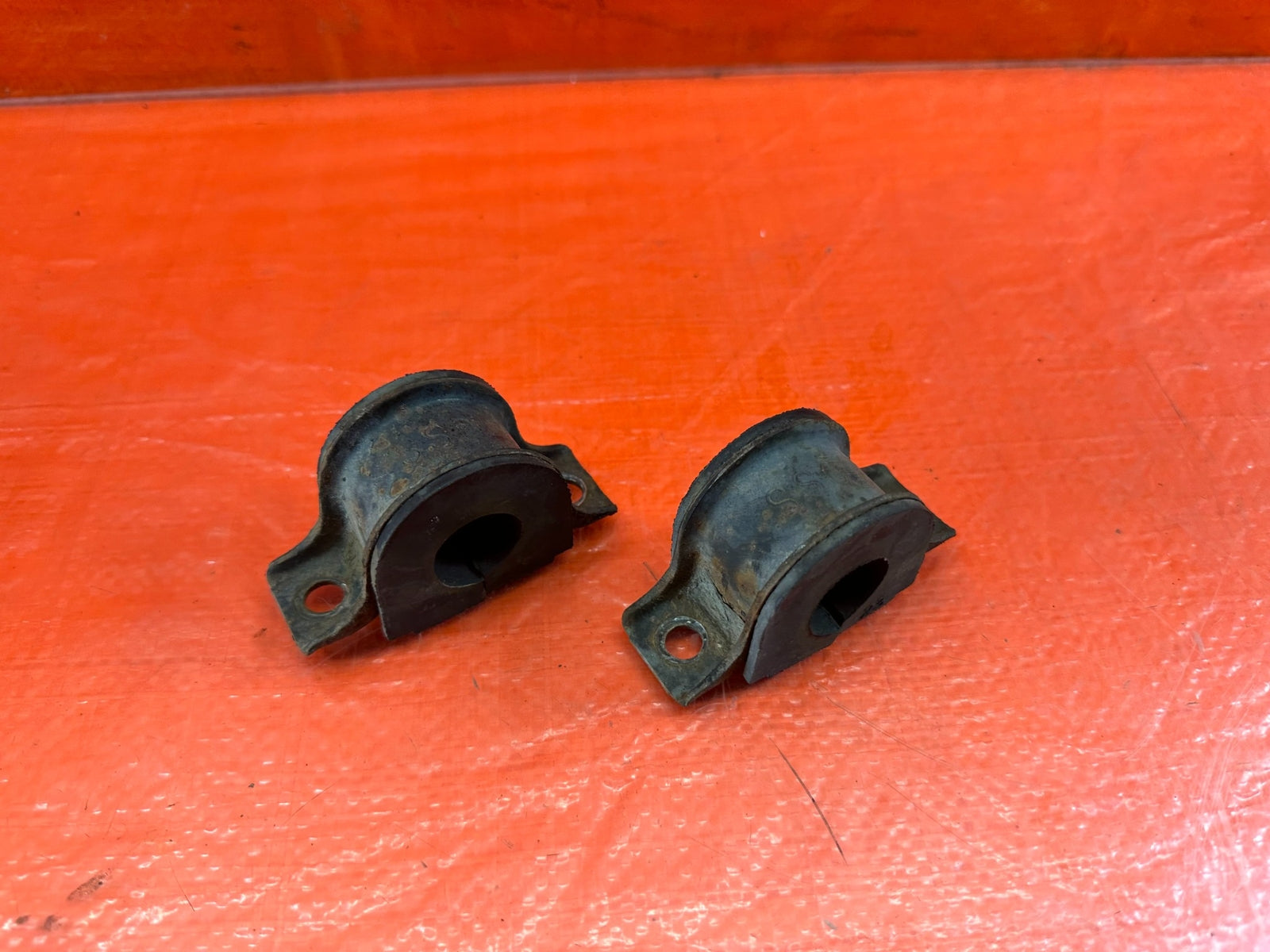 92 01 HONDA PRELUDE   LEFT & RIGHT   REAR SWAY BAR BRACKETS & BUSHINGS   OEM 2109