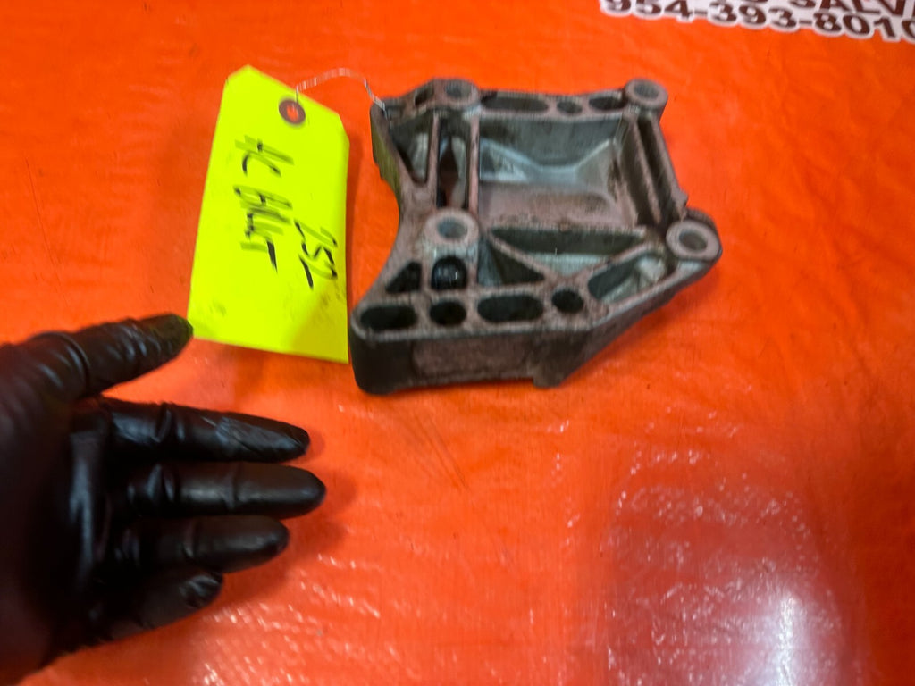 97 01 HONDA PRELUDE   HVAC AIR CONDITIONING AC COMPRESSOR PUMP BRACKET   OEM 2528