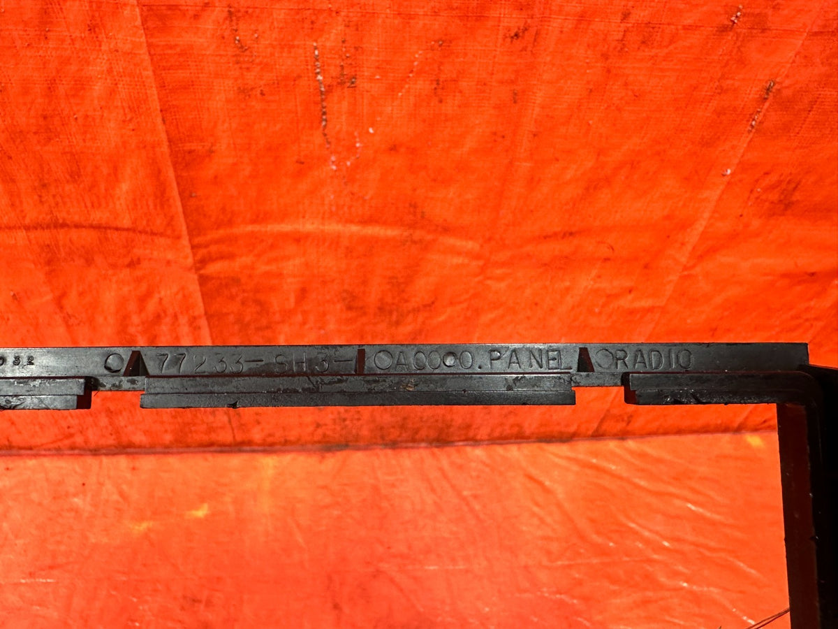 90-91 HONDA CIVIC HATCHBACK - RADIO PANEL TRIM 77233-SH3-A00 OEM 3173