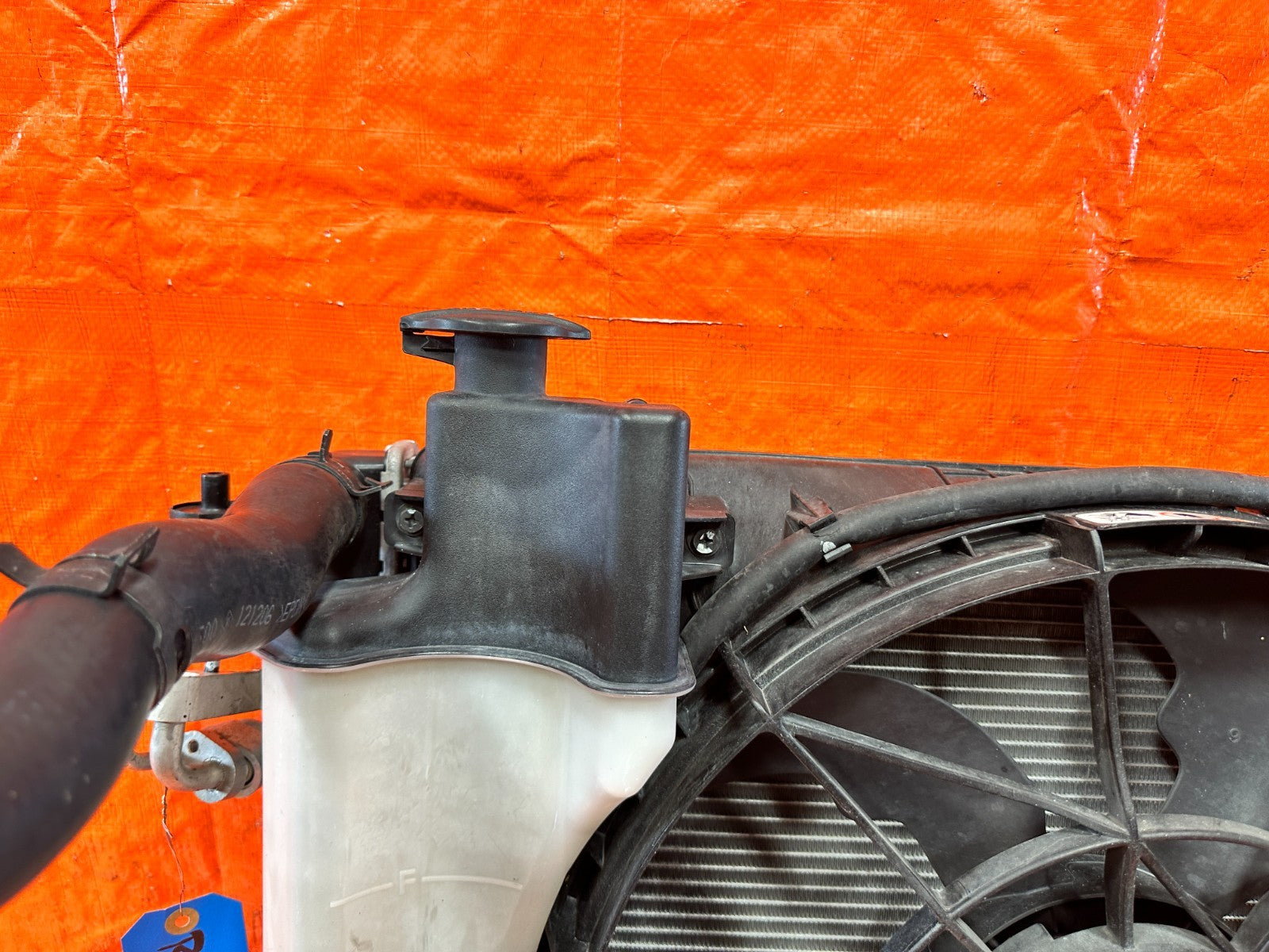 12 14 HYUNDAI GENESIS COUPE BK2 2.0L   RADIATOR W/ BOTH COOLING FANS & TANK 32511