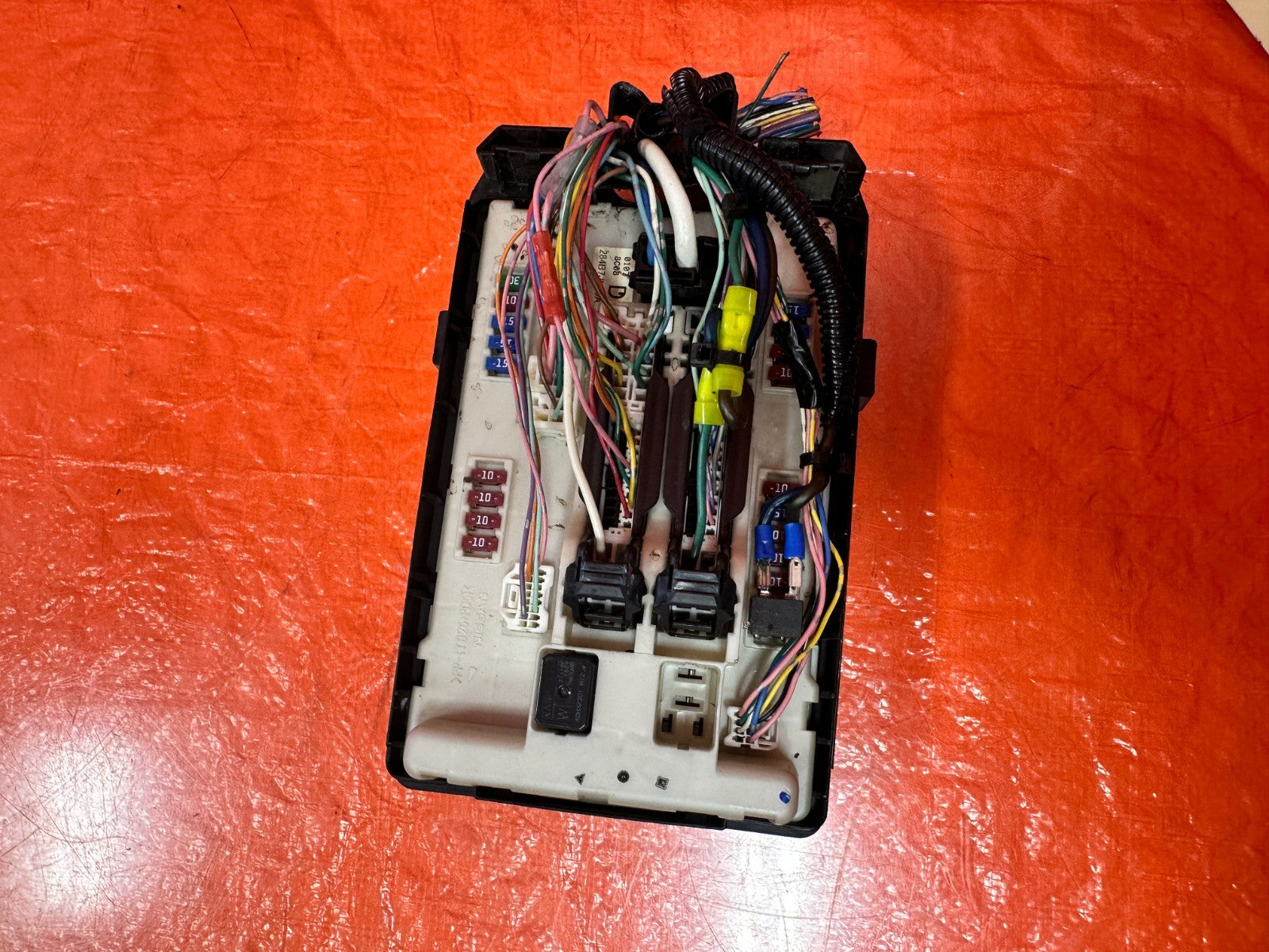 08 09 INFINITI G37 2D COUPE UNDER THE HOOD ENGINE BAY FUSE BOX PANEL   OEM 3284